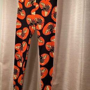 Valentine’s lularoe bee leggings OS